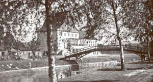 Die Holzbrücke über die Chemnitz verband Bereiche des Bades 