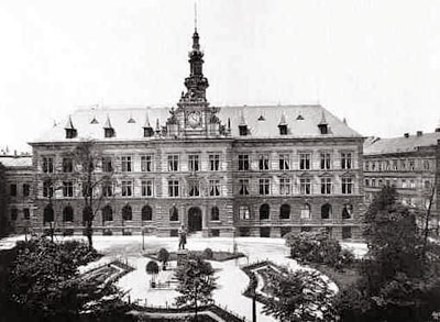 Blick ber den Beckerplatz zum Stadthaus 