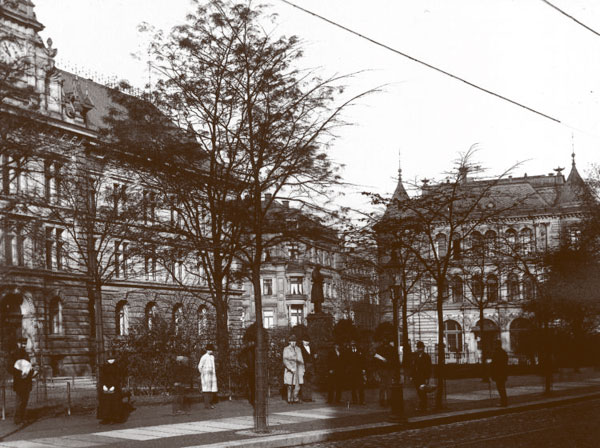 Das Beckerdenkmal, im Hintergrund die Brse vor 1924