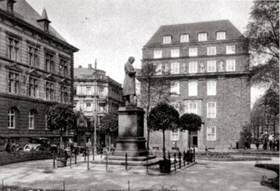 Das Beckerdenkmal, im Hintergrund die Dresdner Bank 1930