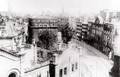 Beckerplatz mit ausgebranntem Stadthaus und unzerstörter Dresdner Bank 1945