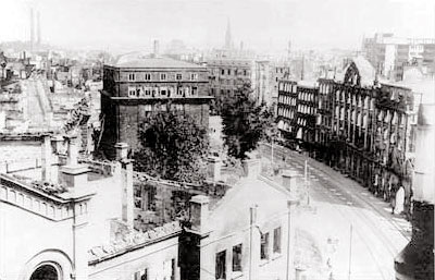 Beckerplatz mit ausgebranntem Stadthaus und unzerstrter Dresdner Bank 1945