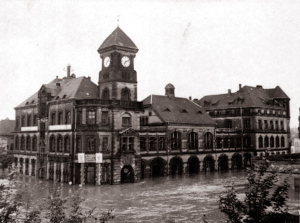 Die Feuerwache Schadestrae whrend des Hochwassers im Juli 1954