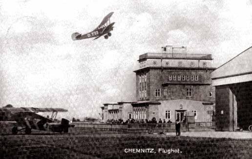 Der Flughafen, hier "Flughof" genannt auf einer Postkartenansicht  um 1930