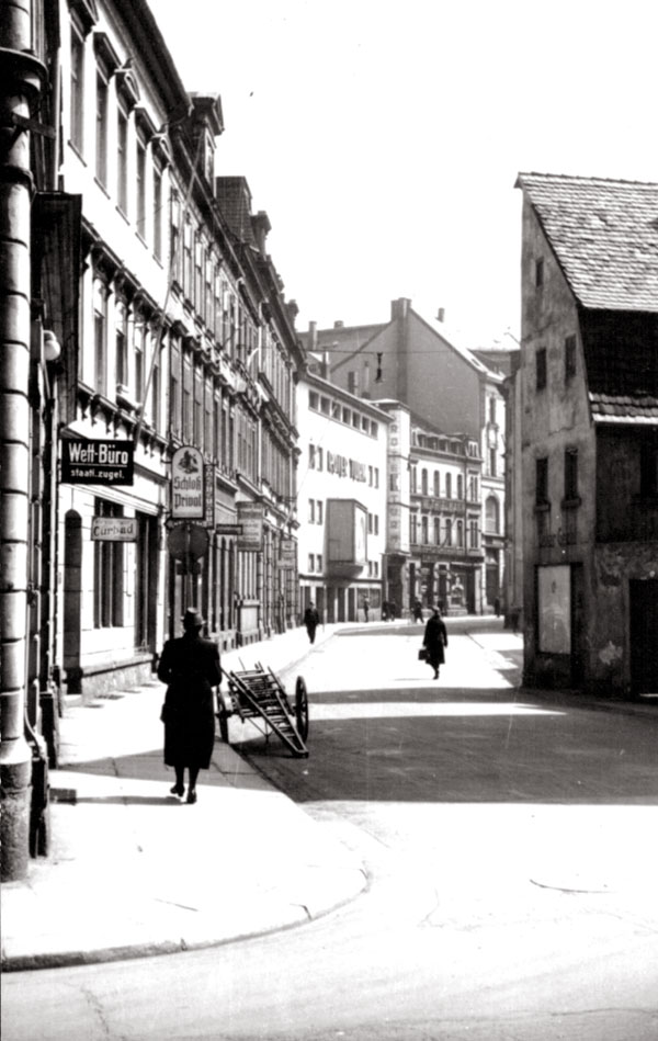 Blick aus der anderen Richtung und ca. 30 Jahre später erscheint die Herrenstraße schon städtischer. Im Hintergrund links das Kino "Roter Turm"