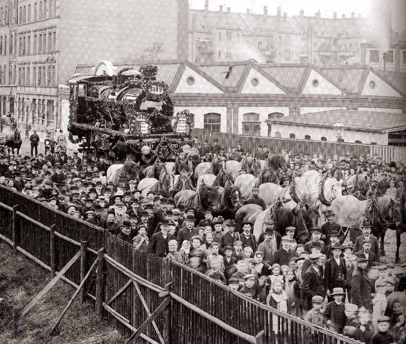 Der letzte feierliche Loktransport mit Pferden. Hier die Lok No. 3189 auf H�he Matthesstra�e 56