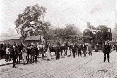 Lokomotivtransporte mit Pferden durch die Stadt waren immer eine Sensation f�r viele Schaulustige 