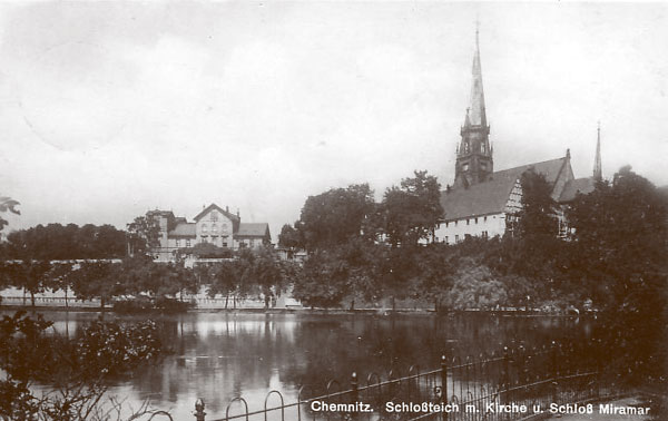 Blick über den Schloßteich auf das "Miramar" Anfang der 1930er Jahre, rechts die Schloßkirche noch mit hohem Turm 