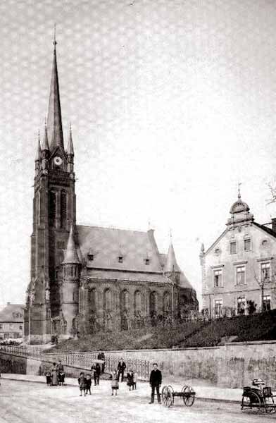 Die Nicolaikirche um 1900, rechts das Pfarrhaus