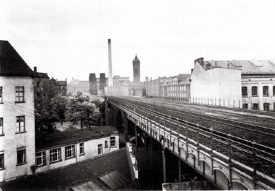 Eisenbahnbr�cke �ber die Chemnitz, Im Hintergrund die Fabrik von Schubert&Salzer mit dem Glockenturm ca. 1935