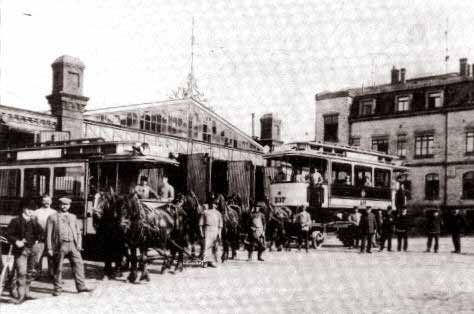 Die Aufnahme um 1900 zeigt die Anlieferung von neuen Triebwagen per Pferdefuhrwerk im Straßenbahndepot Kappel.