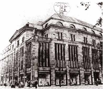 Die wuchtige Fassade mit ihren Jugenstilelementen